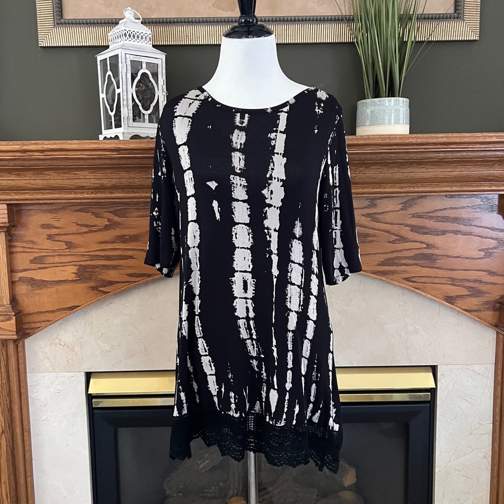 Ava James Women's Black Cream Lace Trim Tunic Top Size: Small NWT